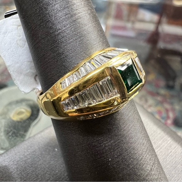 18k Yellow Gold Diamond & Emerald Ring - Picture 5 of 8